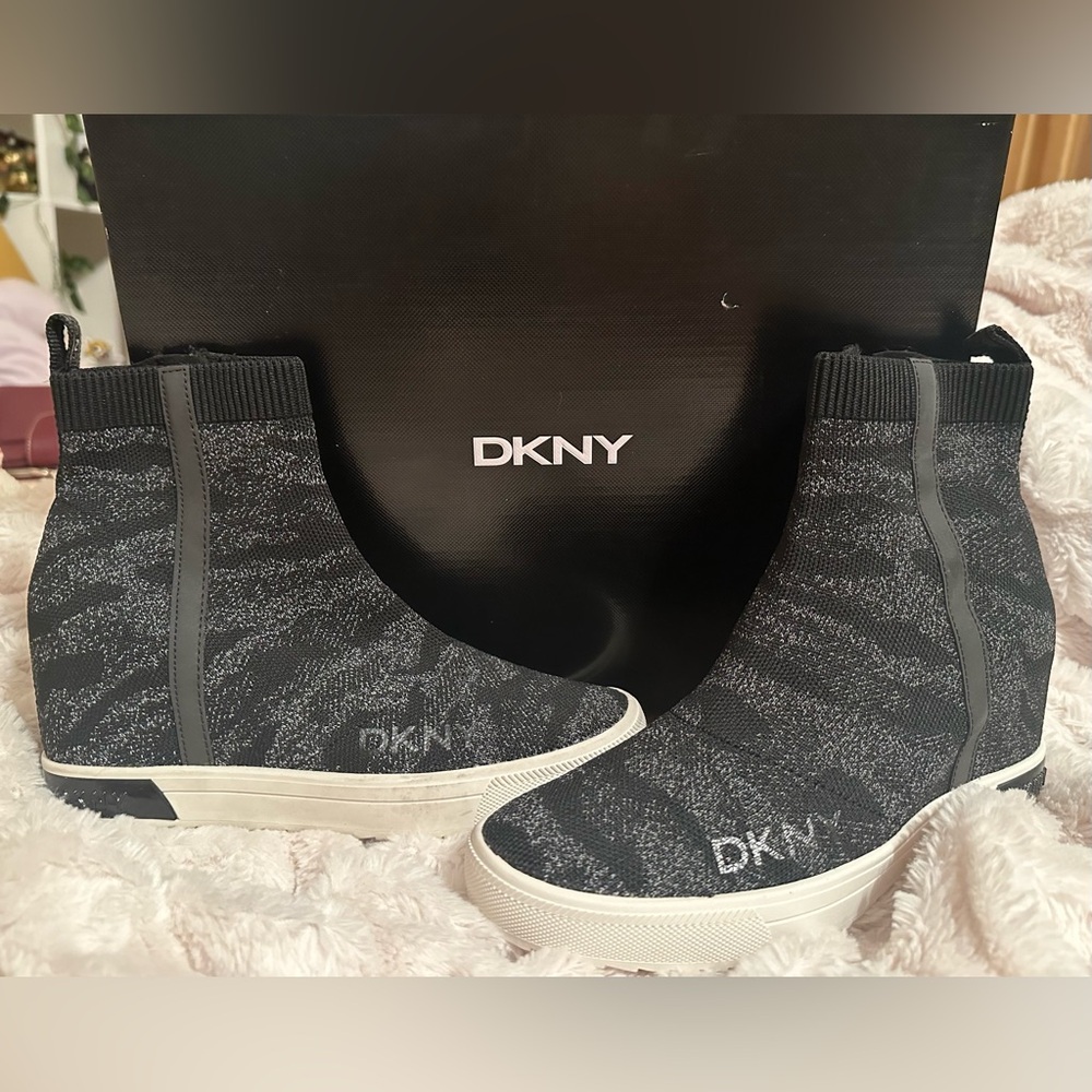 DKNY shoes brand new great add to your shoe collection, comfortable and stylish.